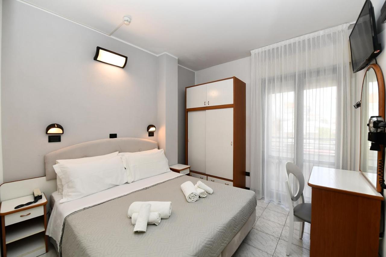 Hotel Criniera D'oro Rimini Exterior foto